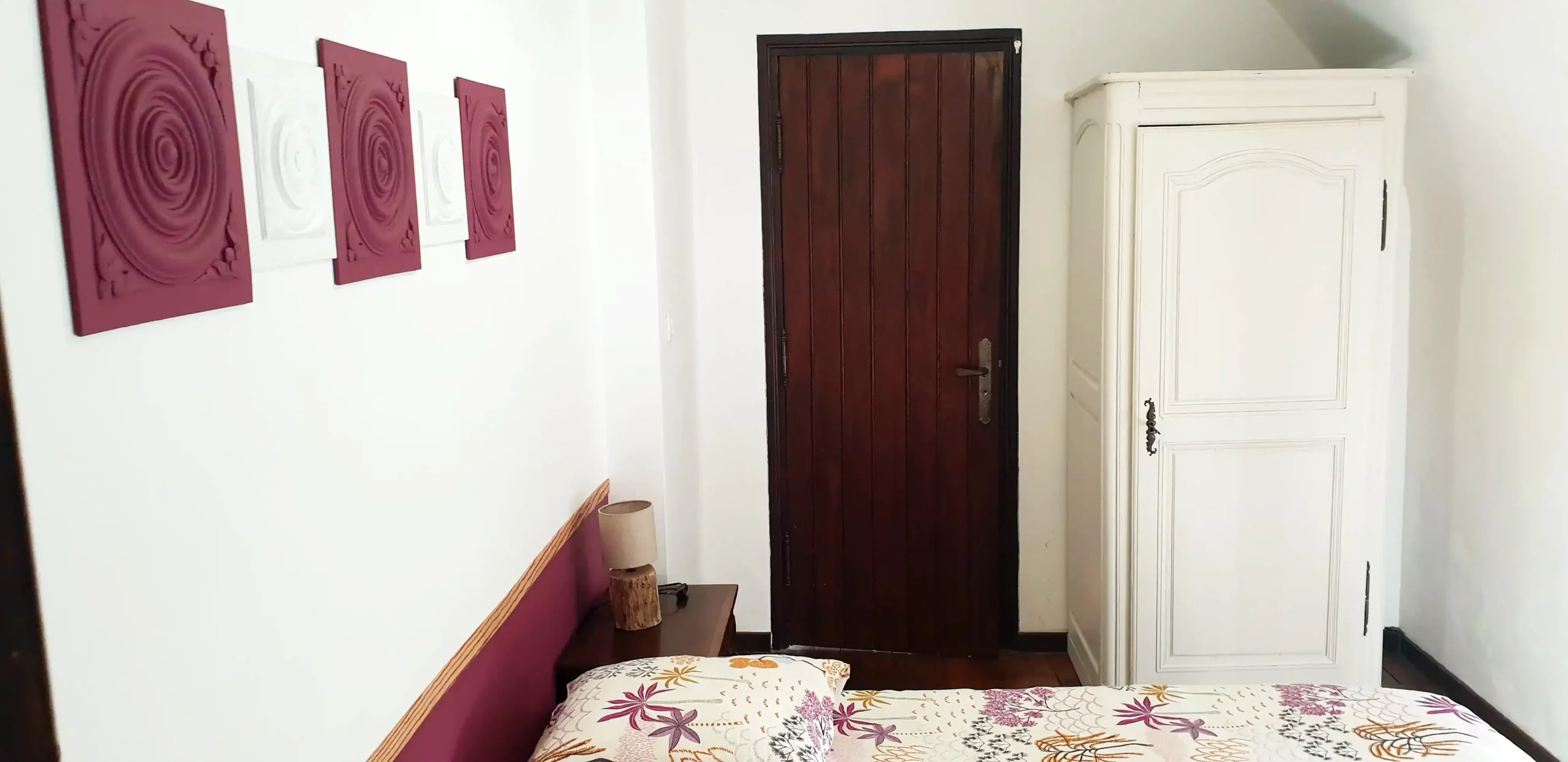 Chambre avec lits simples dans le gîte de groupe Maligorn, idéale pour les enfants ou les amis.