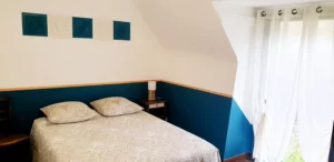 Chambre double confortable dans le Gîte Maligorn, offrant un couchage de qualité pour un séjour en groupe.
