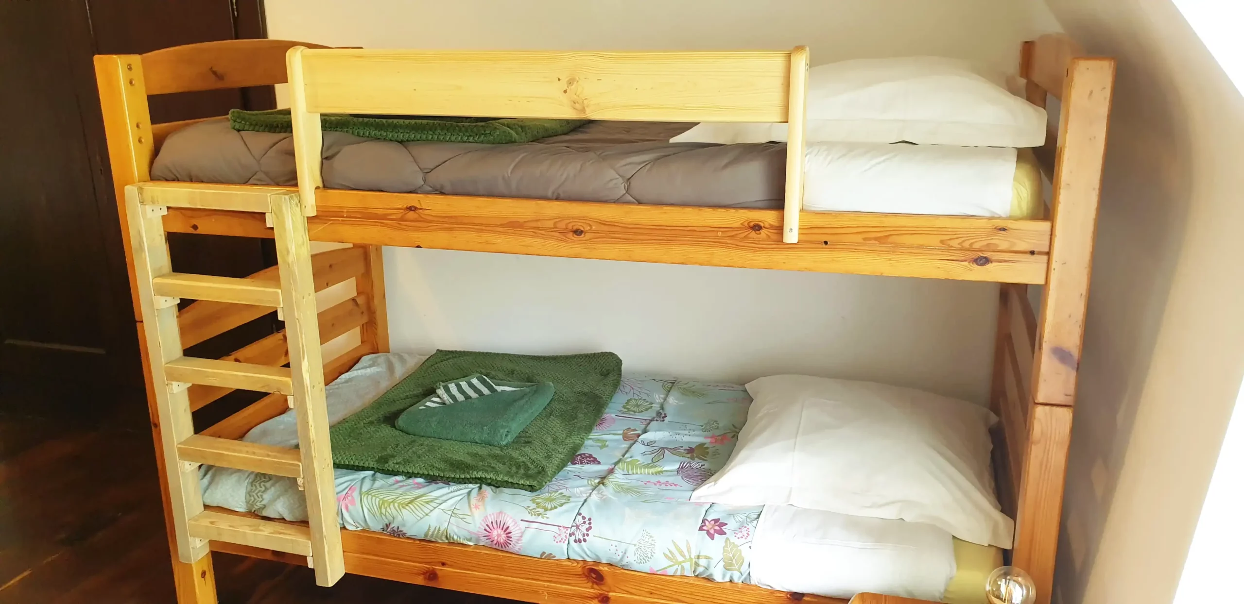 Chambre avec lits simples dans le gîte de groupe Maligorn, idéale pour les enfants ou les amis.