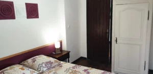 Chambre avec lits simples dans le gîte de groupe Maligorn, idéale pour les enfants ou les amis.