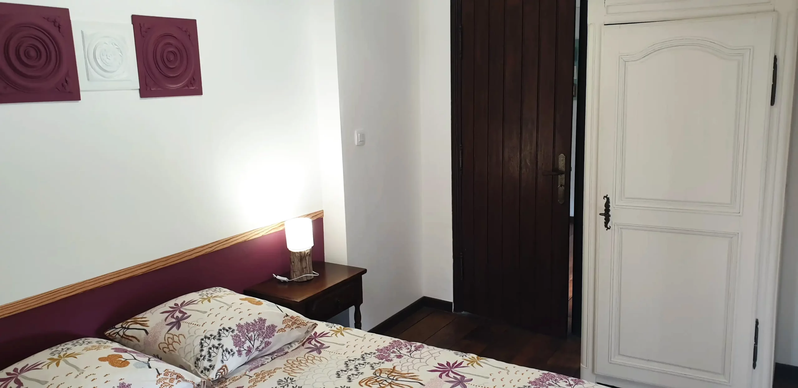 Chambre avec lits simples dans le gîte de groupe Maligorn, idéale pour les enfants ou les amis.