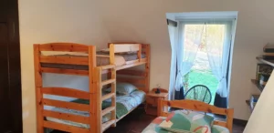 Chambre avec lits simples dans le gîte de groupe Maligorn, idéale pour les enfants ou les amis.