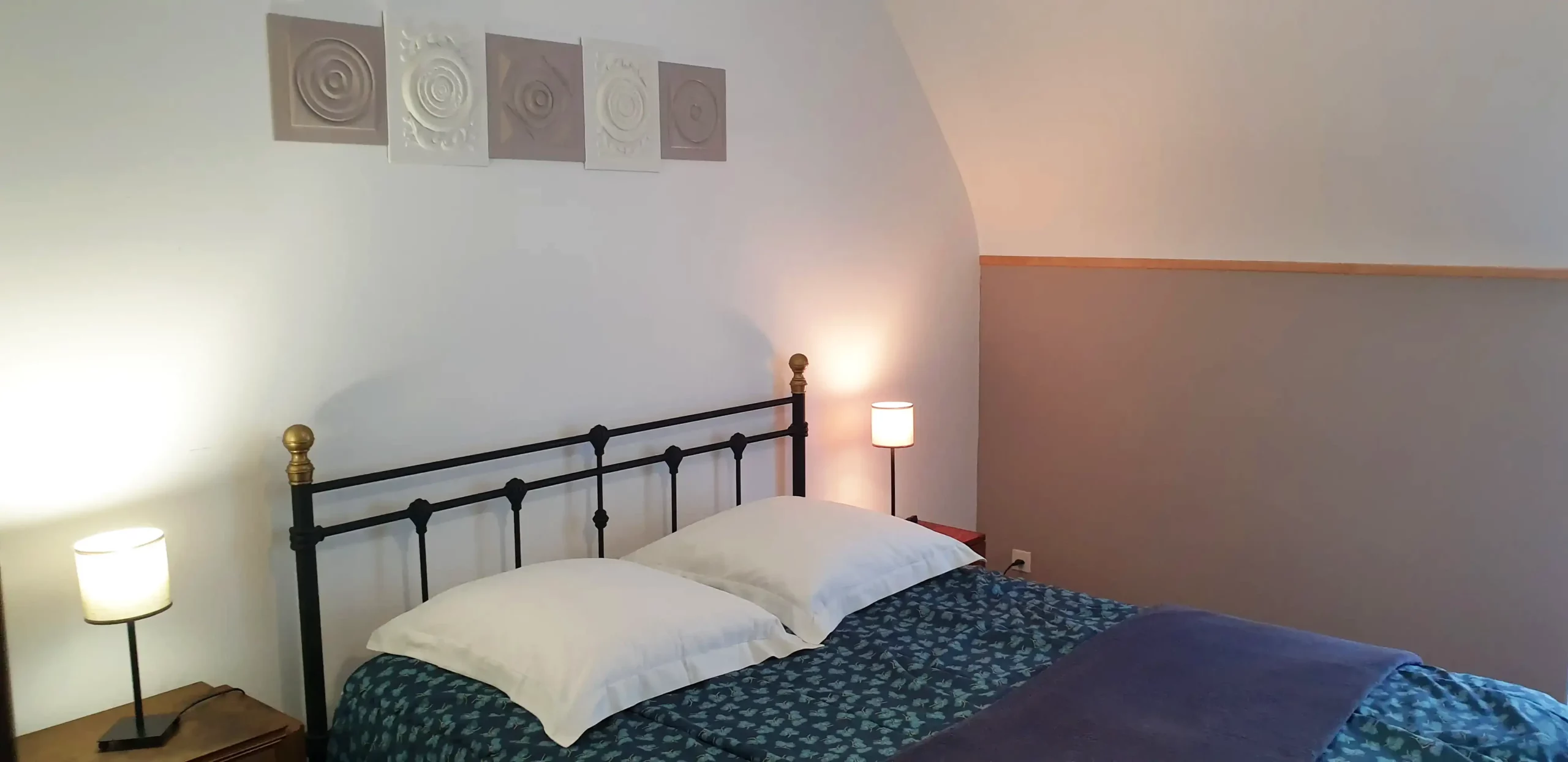 Chambre double confortable dans le Gîte Maligorn, offrant un couchage de qualité pour un séjour en groupe.