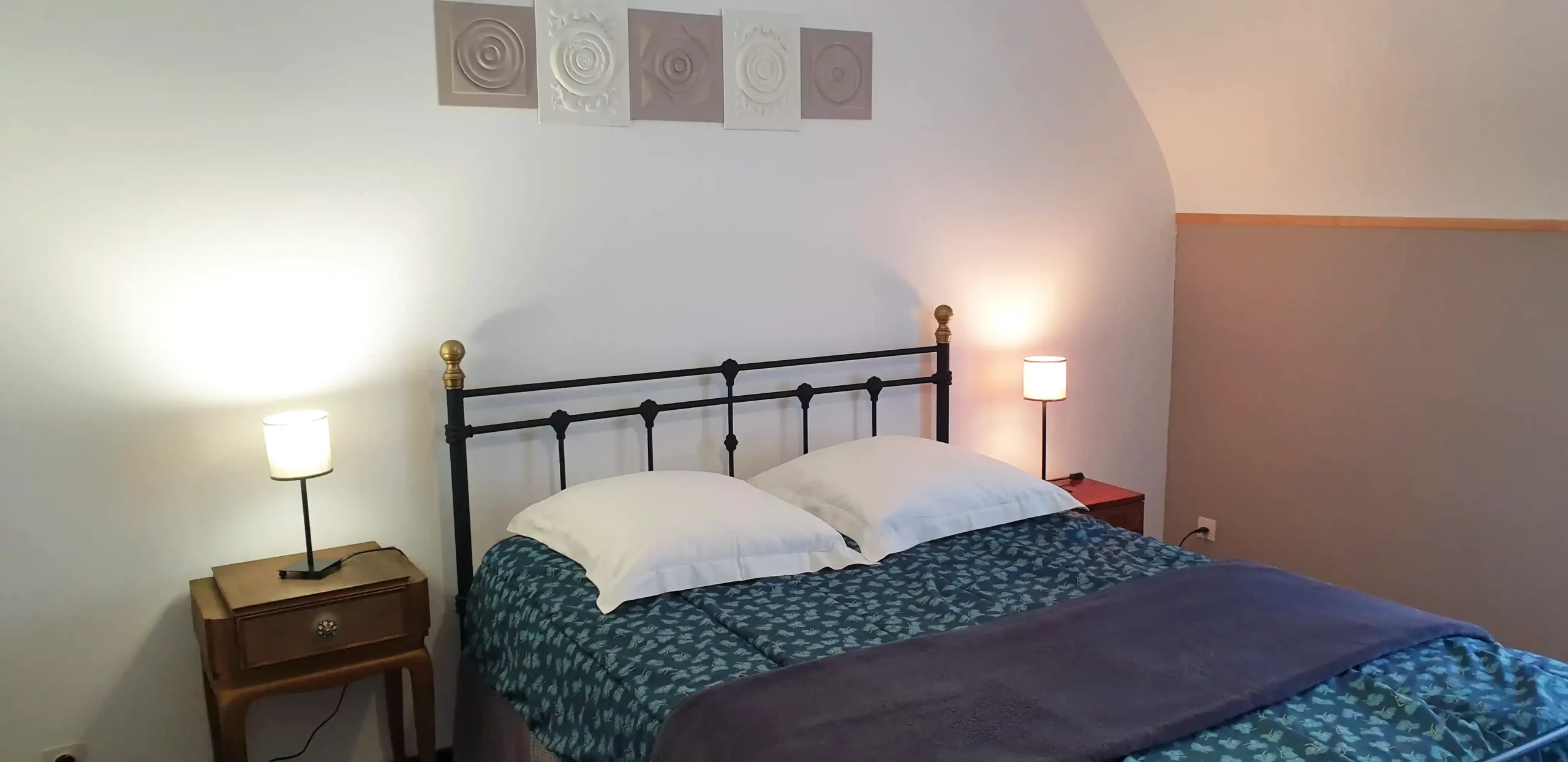 Chambre double confortable dans le Gîte Maligorn, offrant un couchage de qualité pour un séjour en groupe.