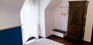 Chambre double confortable dans le Gîte Maligorn, offrant un couchage de qualité pour un séjour en groupe.