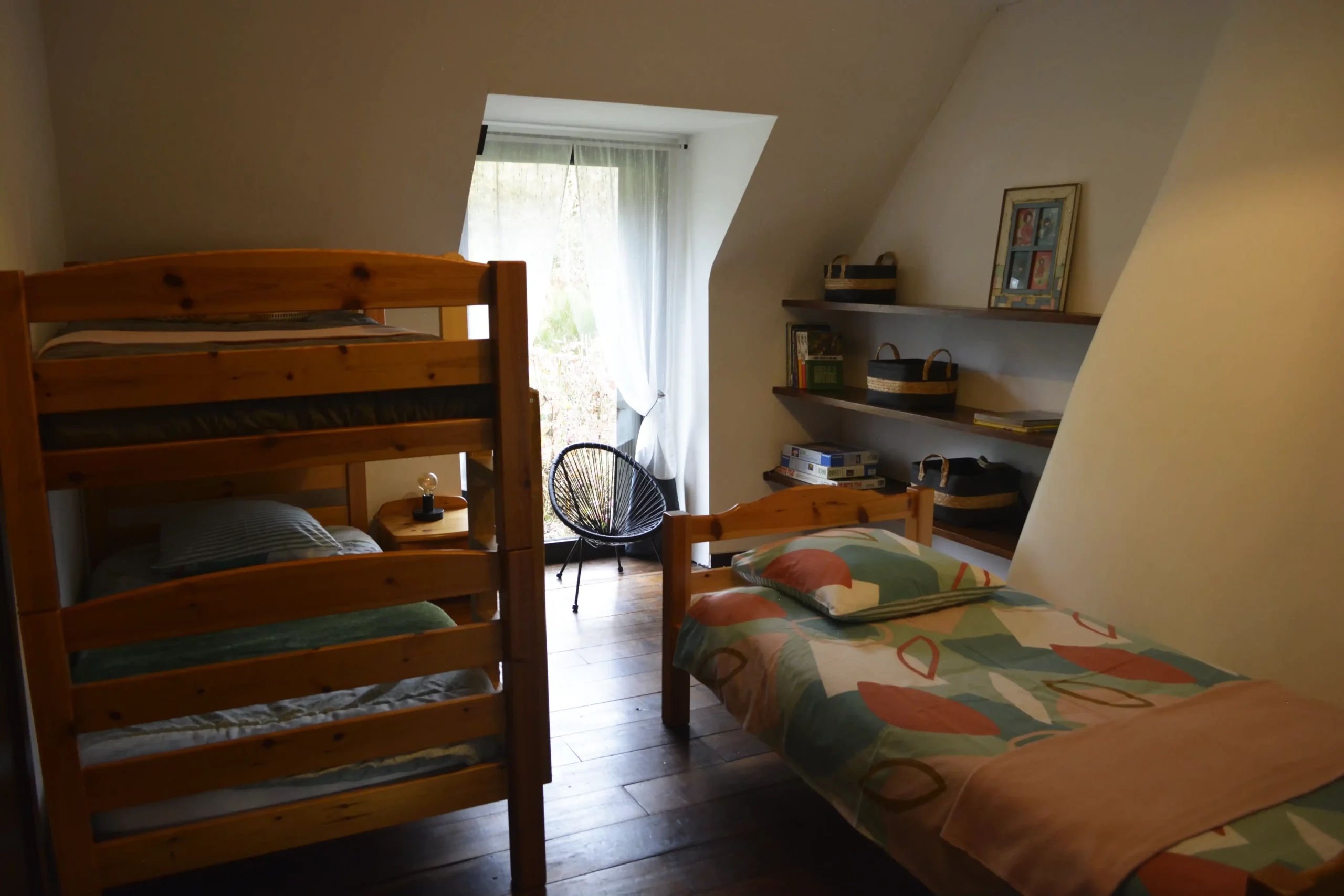 Chambre avec lits simples dans le gîte de groupe Maligorn, idéale pour les enfants ou les amis.