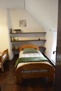Chambre avec lits simples dans le gîte de groupe Maligorn, idéale pour les enfants ou les amis.