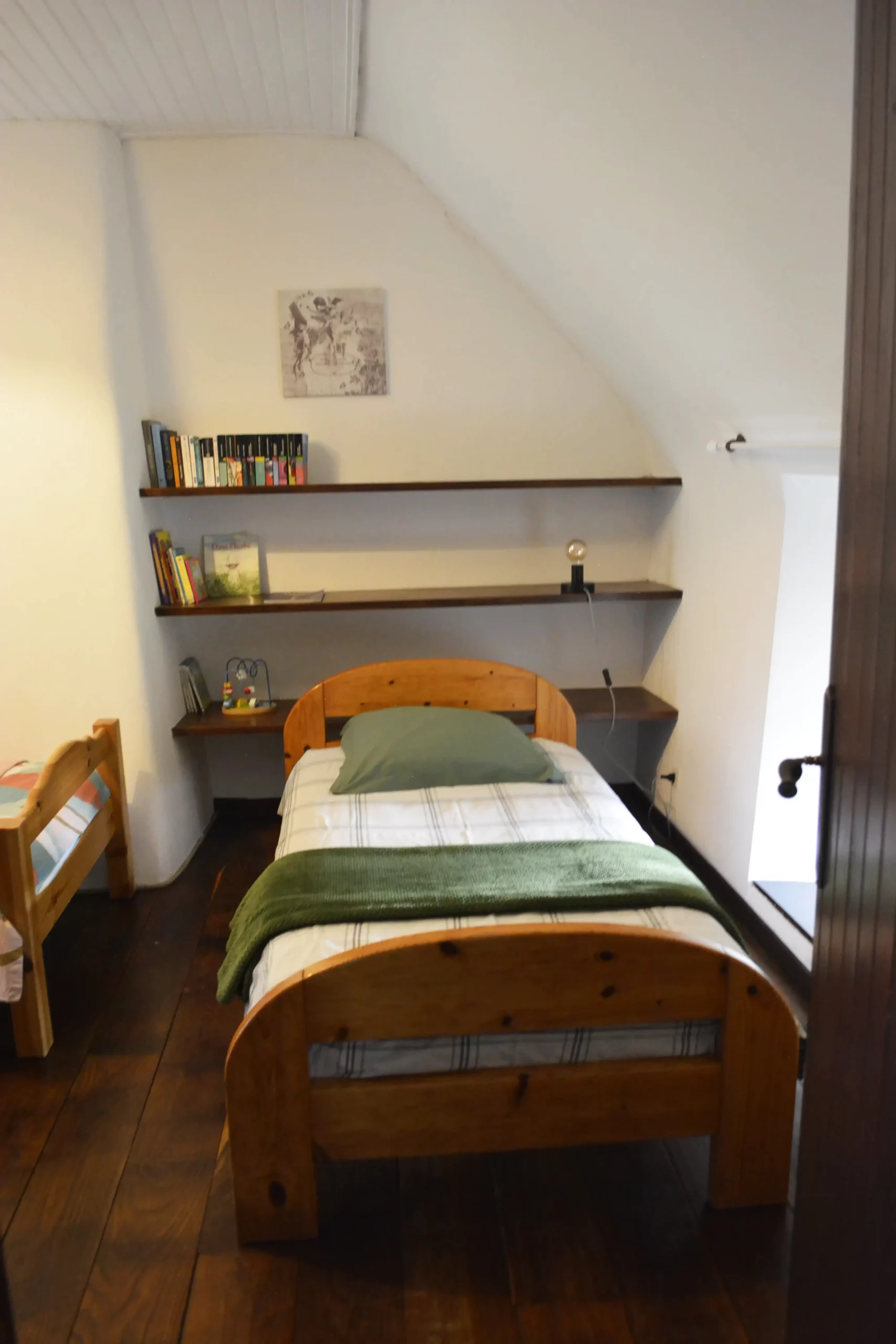 Chambre avec lits simples dans le gîte de groupe Maligorn, idéale pour les enfants ou les amis.