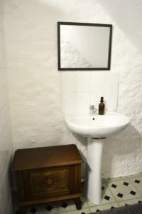 Une des trois salles d'eau fonctionnelles du Gîte Maligorn, assurant le confort pour un grand groupe.