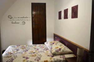 Chambre avec lits simples dans le gîte de groupe Maligorn, idéale pour les enfants ou les amis.