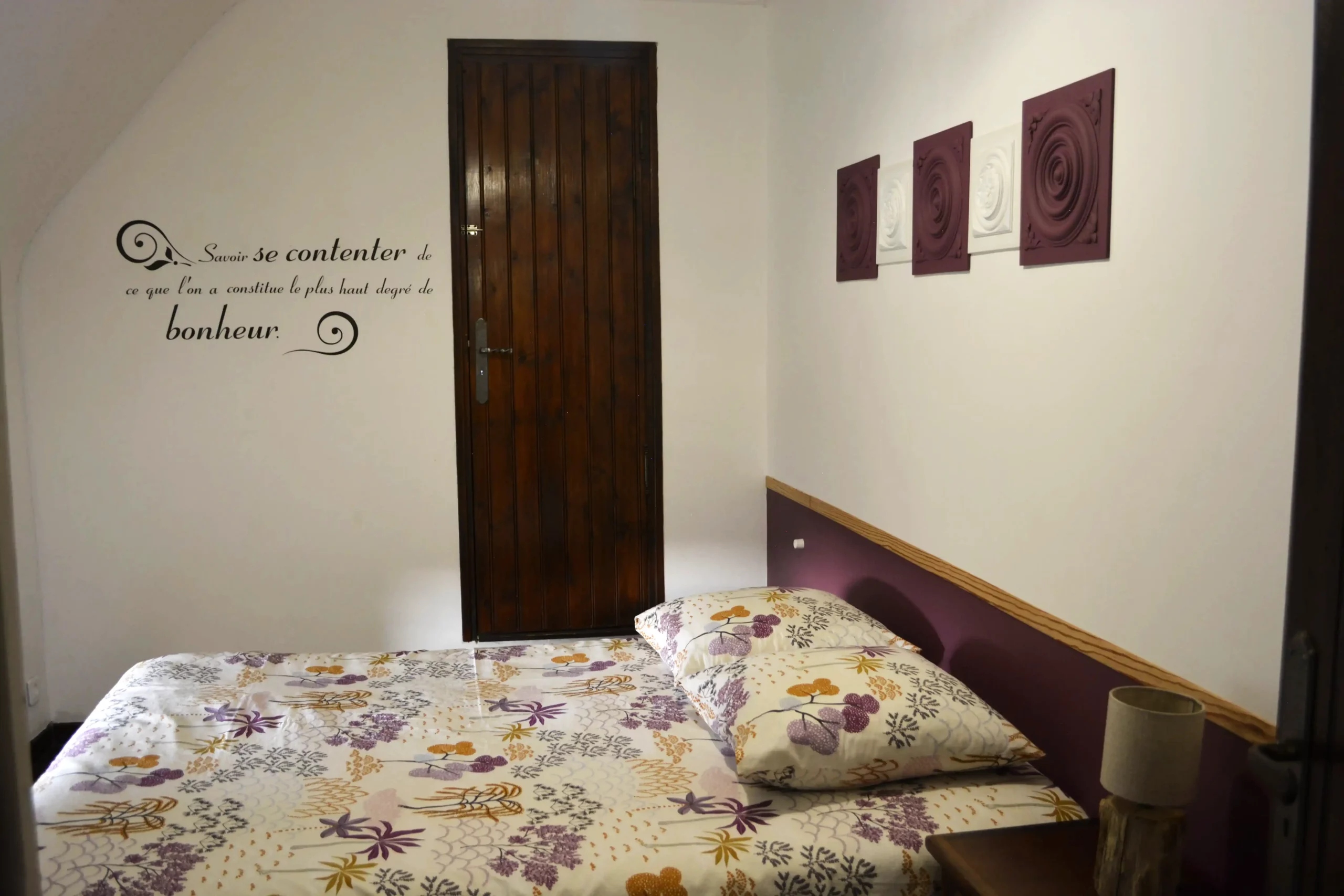 Chambre avec lits simples dans le gîte de groupe Maligorn, idéale pour les enfants ou les amis.