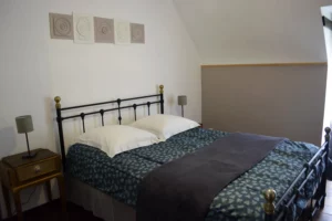 Chambre double confortable dans le Gîte Maligorn, offrant un couchage de qualité pour un séjour en groupe.