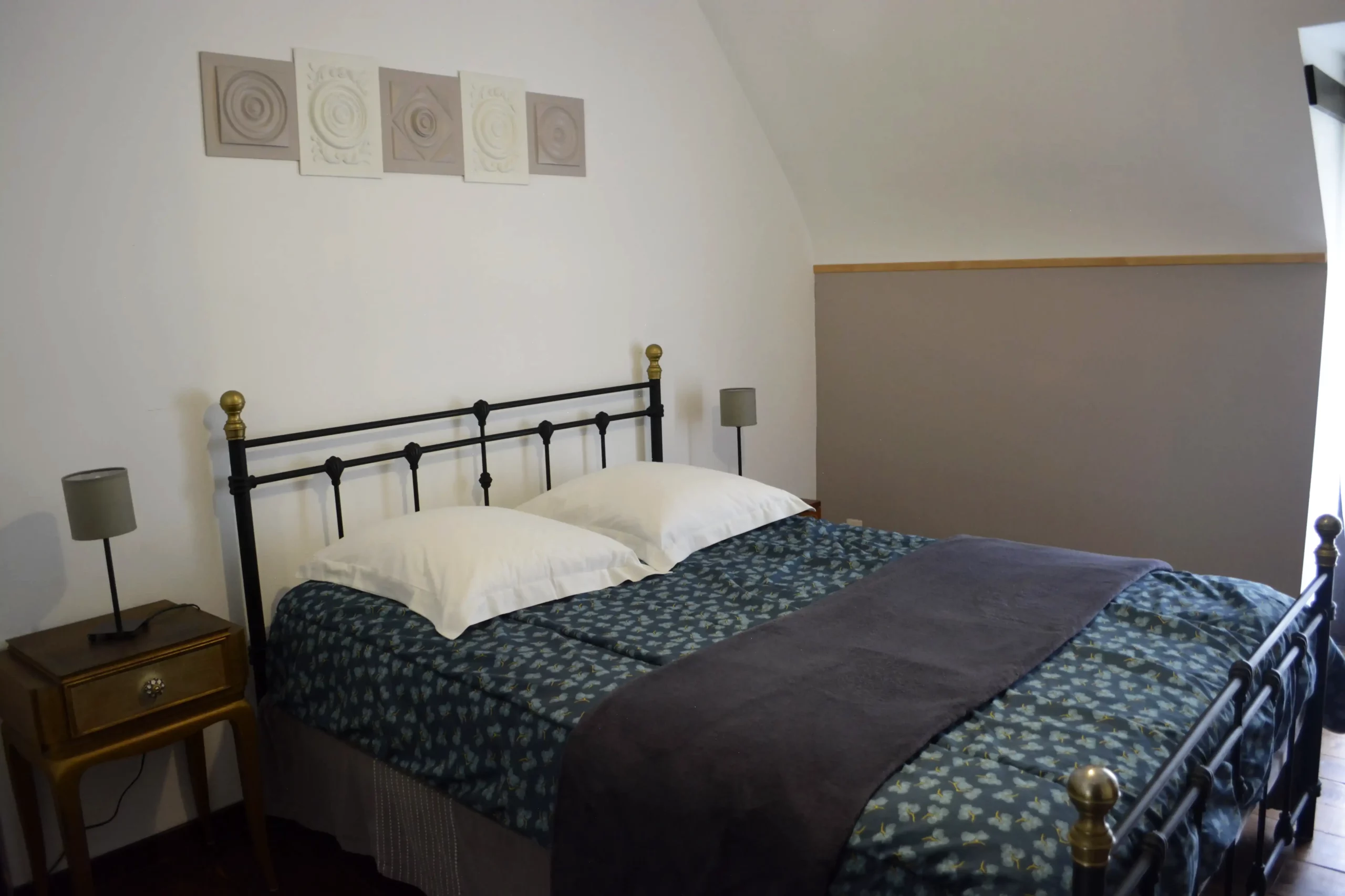 Chambre double confortable dans le Gîte Maligorn, offrant un couchage de qualité pour un séjour en groupe.