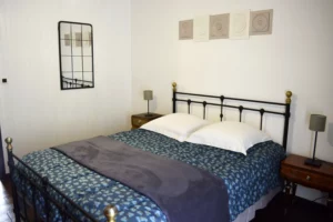 Chambre double confortable dans le Gîte Maligorn, offrant un couchage de qualité pour un séjour en groupe.