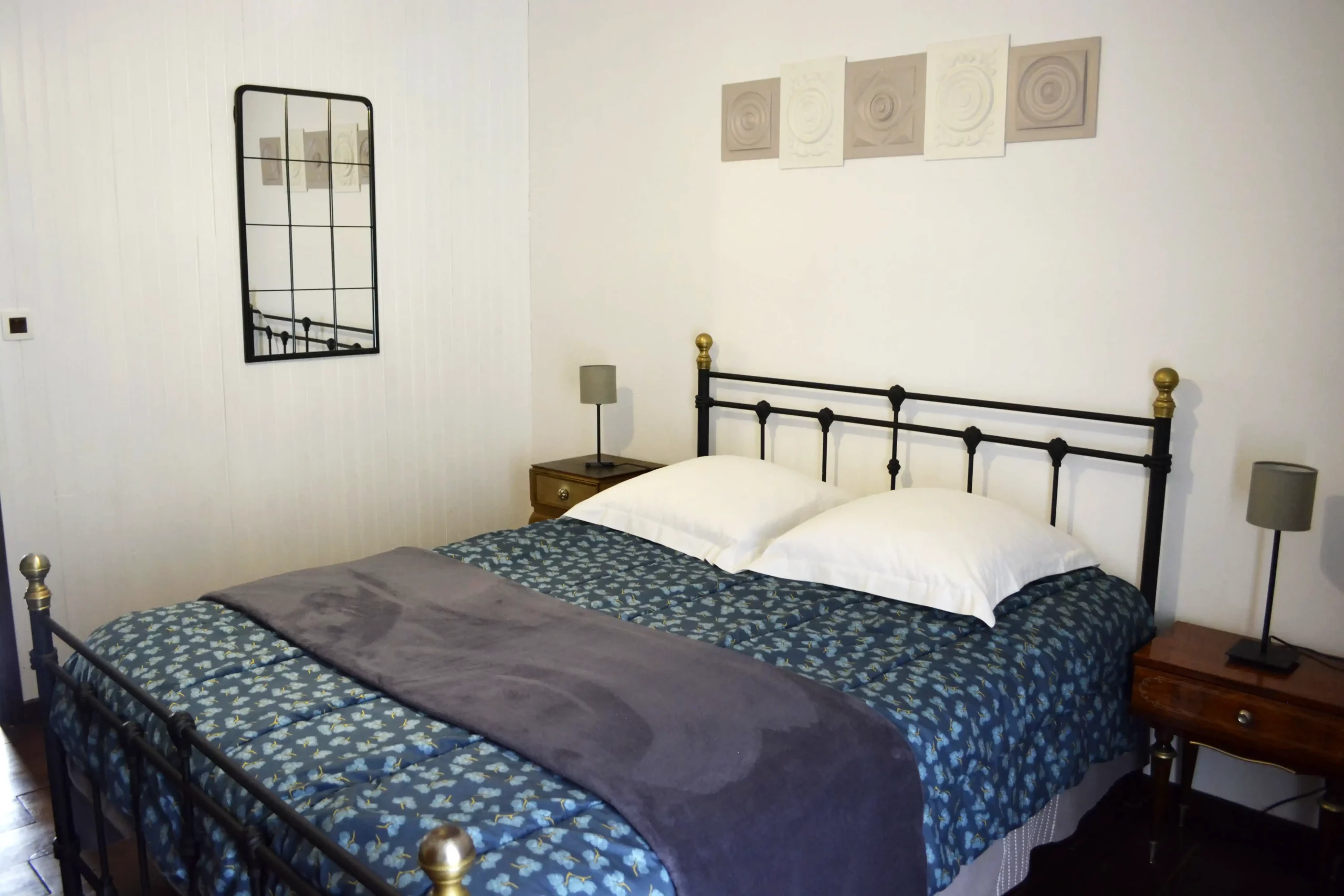 Chambre double confortable dans le Gîte Maligorn, offrant un couchage de qualité pour un séjour en groupe.