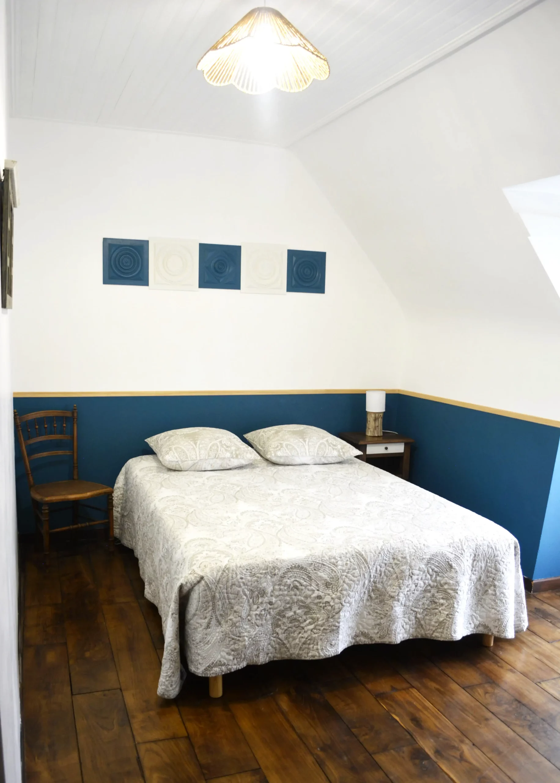Chambre double confortable dans le Gîte Maligorn, offrant un couchage de qualité pour un séjour en groupe.