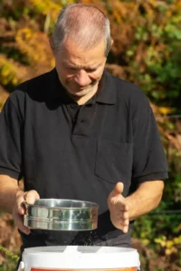 Trie semenses de la ferme maraîchère bio à quistinic