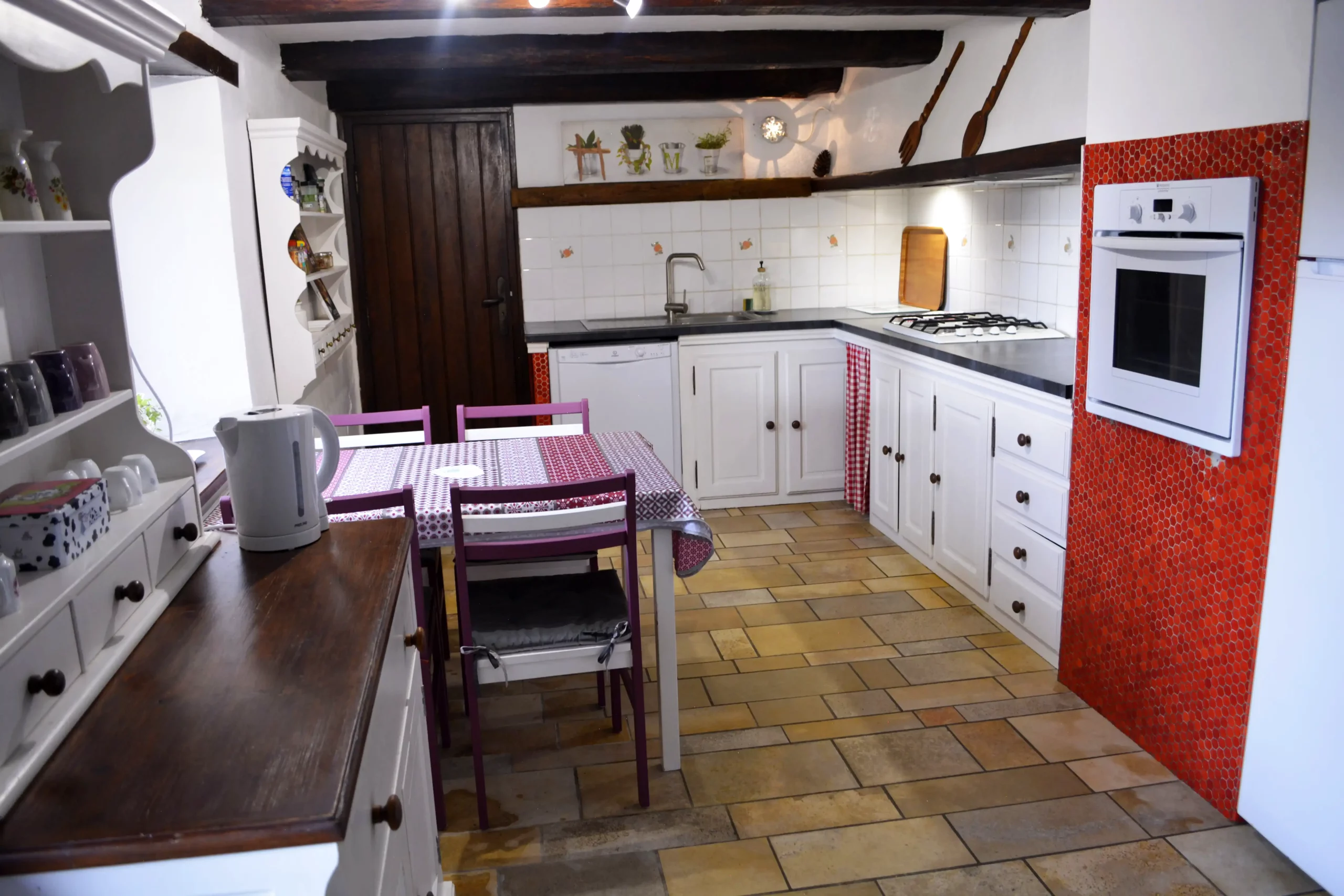 Cuisine entièrement équipée du Gîte Maligorn, conçue pour préparer facilement des repas de groupe pour 10 personnes à Quistinic