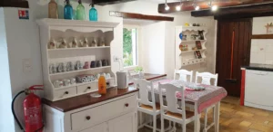 Cuisine entièrement équipée du Gîte Maligorn, conçue pour préparer facilement des repas de groupe pour 10 personnes à Quistinic