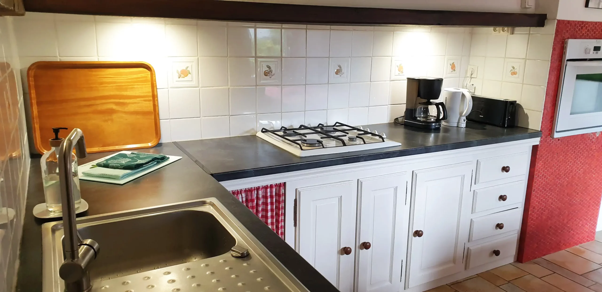 Cuisine entièrement équipée du Gîte Maligorn, conçue pour préparer facilement des repas de groupe pour 10 personnes à Quistinic