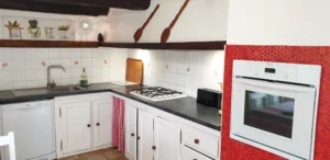 Cuisine entièrement équipée du Gîte Maligorn, conçue pour préparer facilement des repas de groupe pour 10 personnes à Quistinic