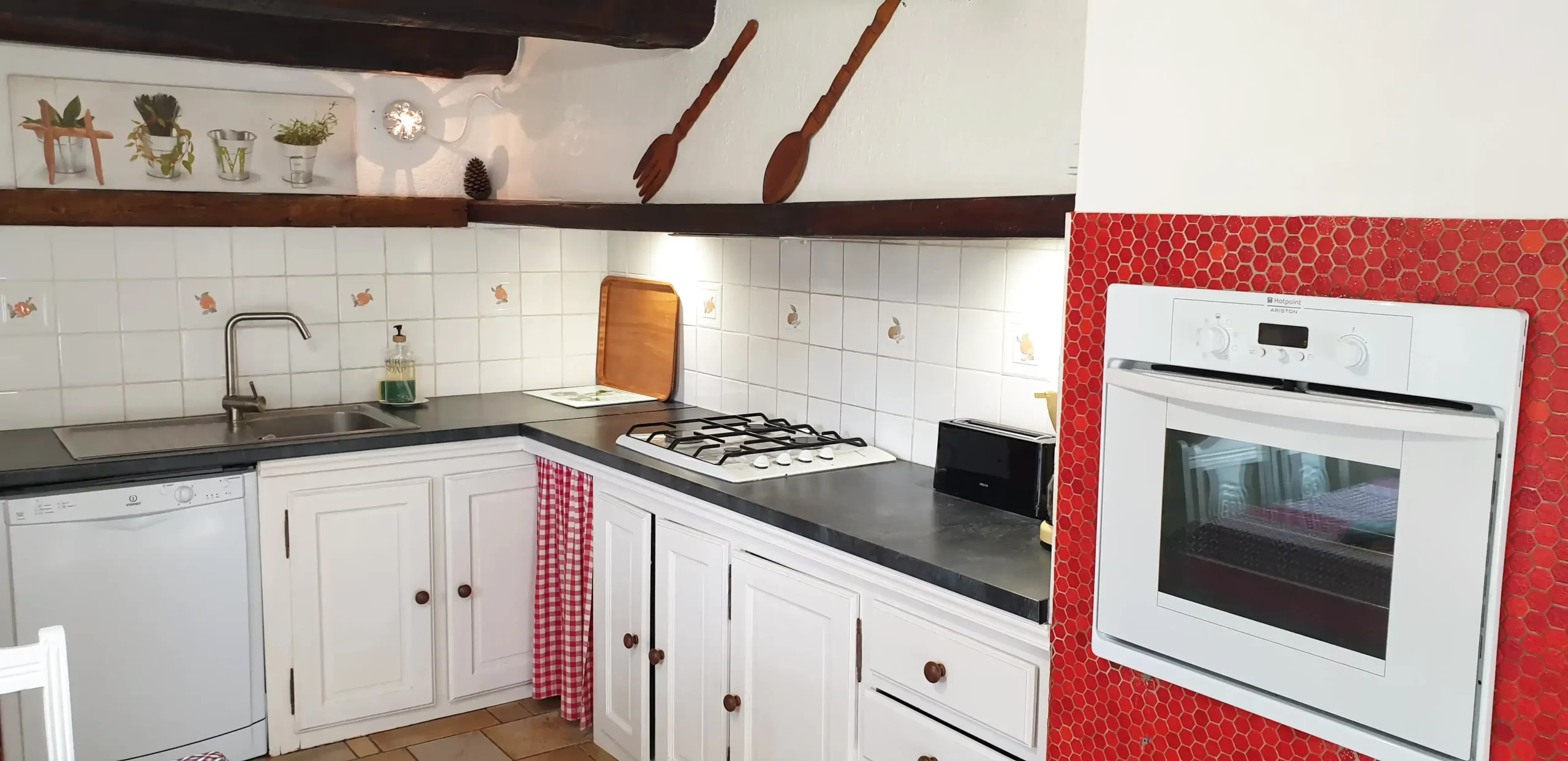 Cuisine entièrement équipée du Gîte Maligorn, conçue pour préparer facilement des repas de groupe pour 10 personnes à Quistinic