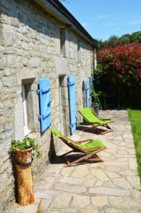 Espace extérieur du Gîte Maligorn avec salon de jardin et barbecue pour des moments conviviaux en groupe.