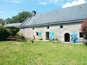 Façade du Gîte Maligorn à Quistinic, une grande location de groupe pour 10 personnes dans le Morbihan