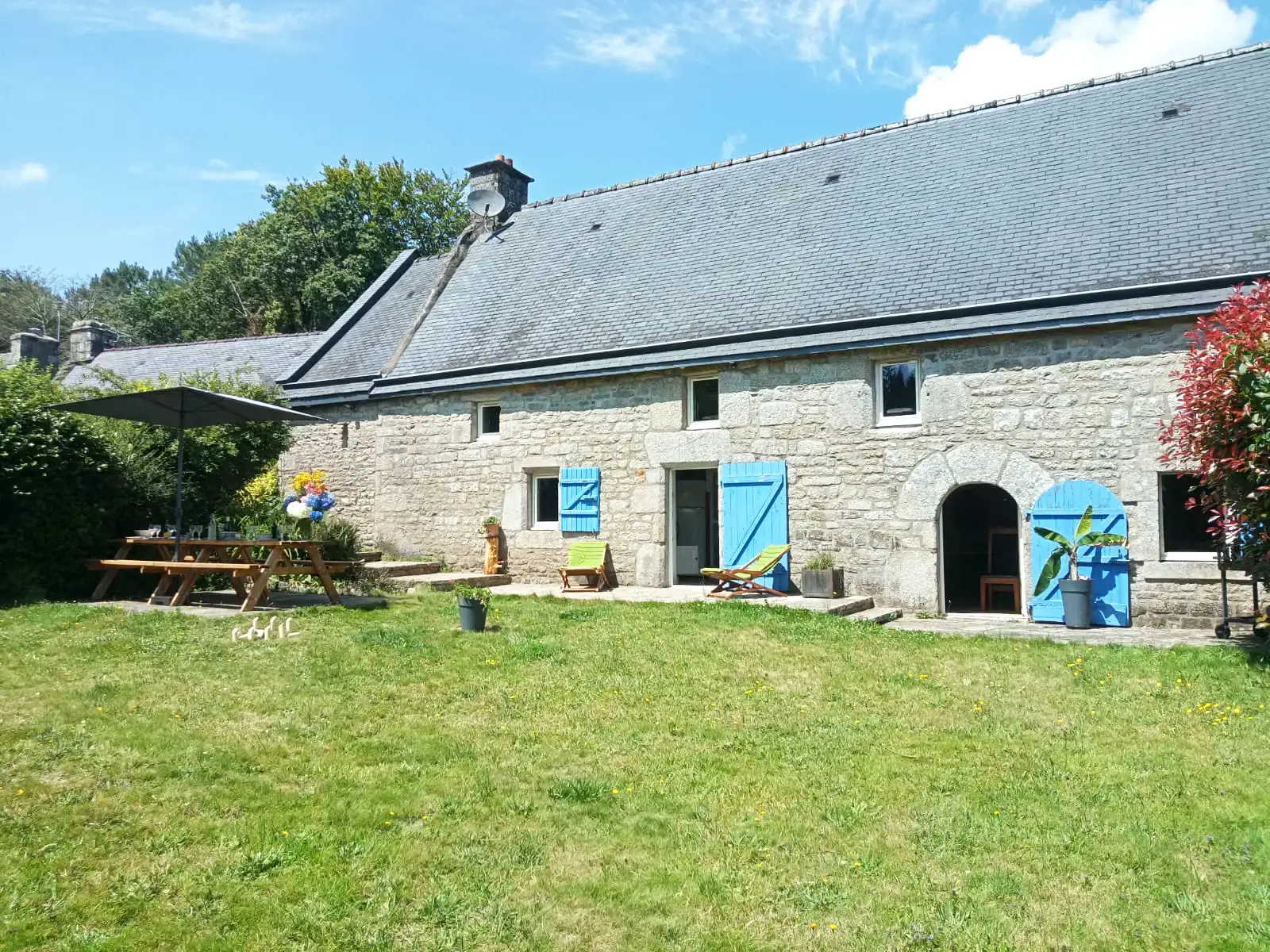 Façade du Gîte Maligorn à Quistinic, une grande location de groupe pour 10 personnes dans le Morbihan