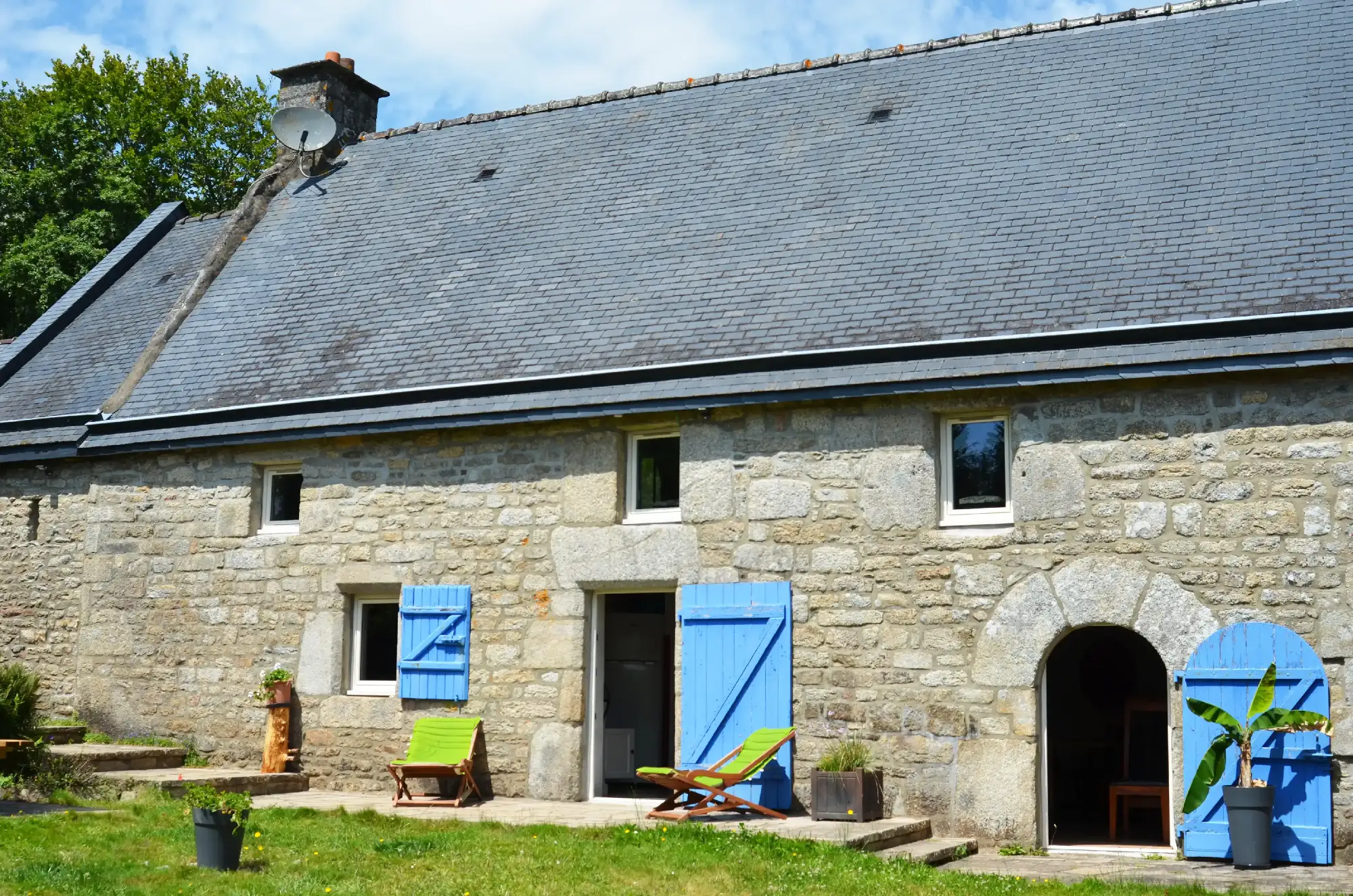 Espace extérieur du Gîte Maligorn avec salon de jardin et barbecue pour des moments conviviaux en groupe.