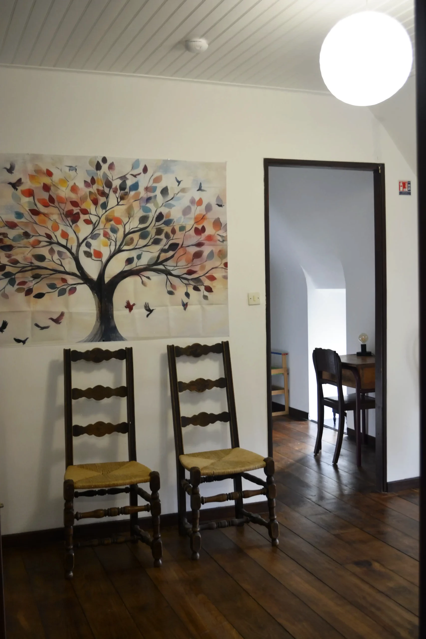 Grand salon convivial du Gîte Maligorn, idéal pour les réunions de famille et les soirées de groupe