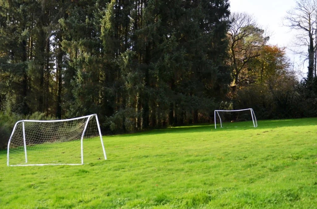 Jeux d’extérieur pour enfants dans le parc du domaine