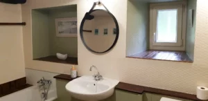 Une des trois salles d'eau fonctionnelles du Gîte Maligorn, assurant le confort pour un grand groupe.