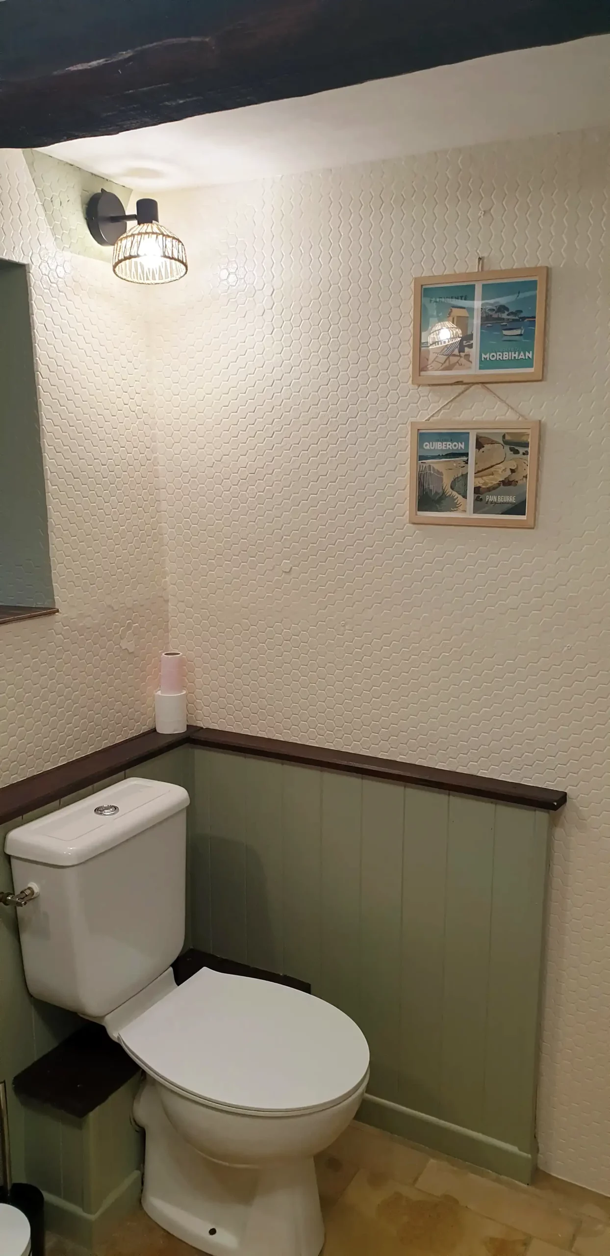 Une des trois salles d'eau fonctionnelles du Gîte Maligorn, assurant le confort pour un grand groupe.