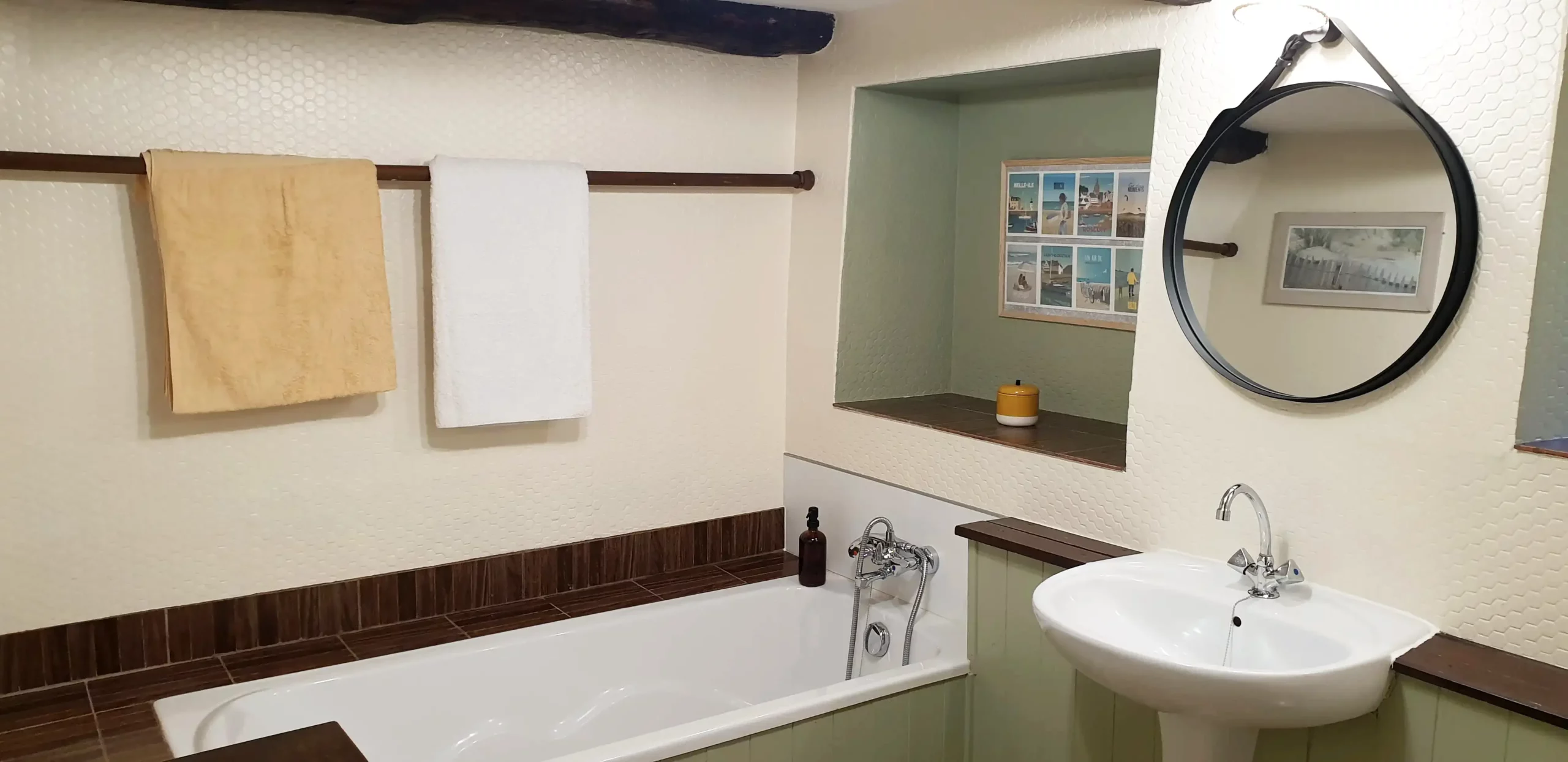 Une des trois salles d'eau fonctionnelles du Gîte Maligorn, assurant le confort pour un grand groupe.