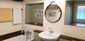 Une des trois salles d'eau fonctionnelles du Gîte Maligorn, assurant le confort pour un grand groupe.