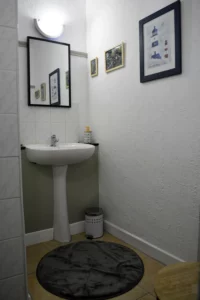 Une des trois salles d'eau fonctionnelles du Gîte Maligorn, assurant le confort pour un grand groupe.