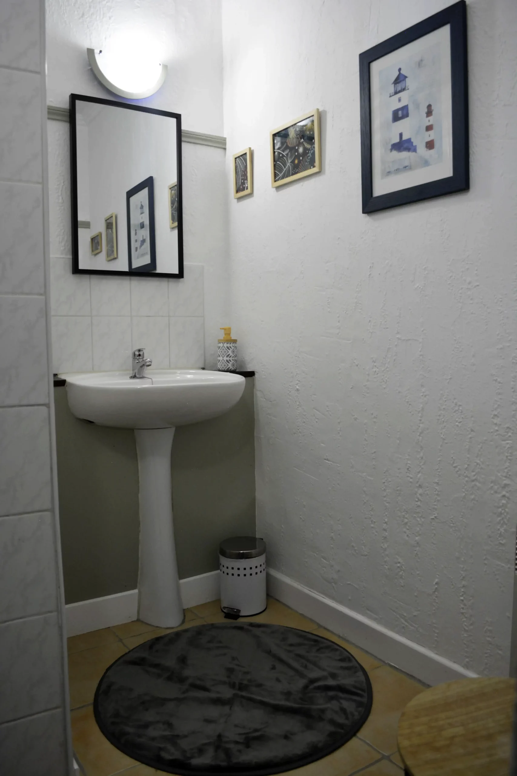 Une des trois salles d'eau fonctionnelles du Gîte Maligorn, assurant le confort pour un grand groupe.