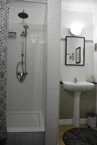 Une des trois salles d'eau fonctionnelles du Gîte Maligorn, assurant le confort pour un grand groupe.