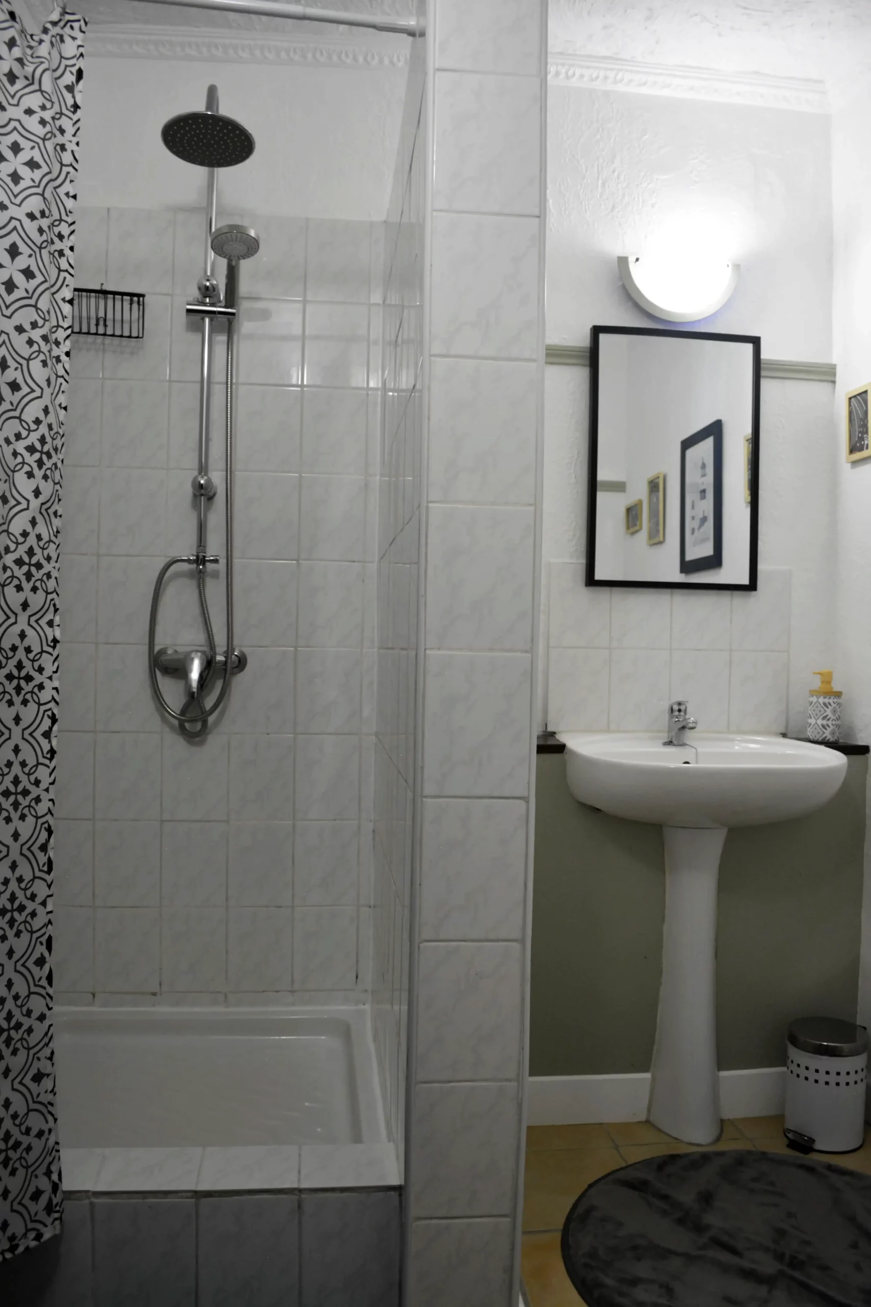 Une des trois salles d'eau fonctionnelles du Gîte Maligorn, assurant le confort pour un grand groupe.