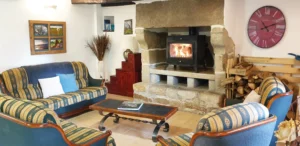 Grand salon convivial du Gîte Maligorn, idéal pour les réunions de famille et les soirées de groupe