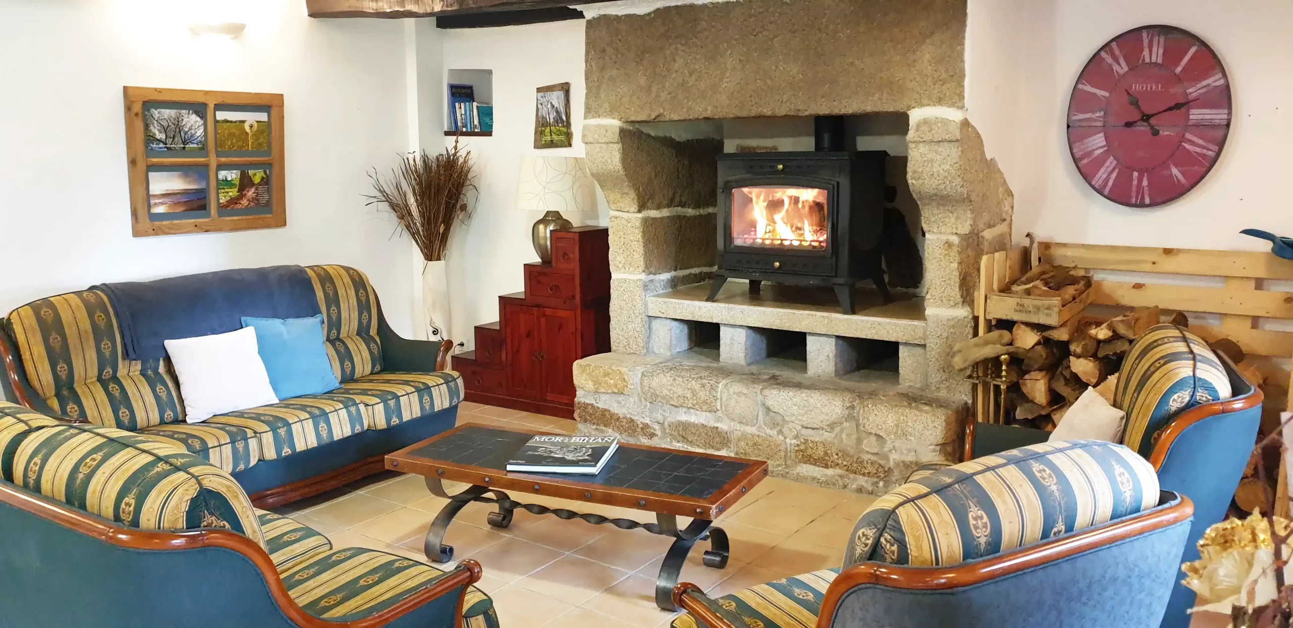 Grand salon convivial du Gîte Maligorn, idéal pour les réunions de famille et les soirées de groupe