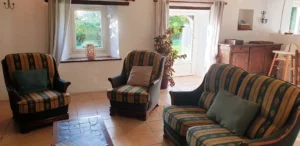 Grand salon convivial du Gîte Maligorn, idéal pour les réunions de famille et les soirées de groupe