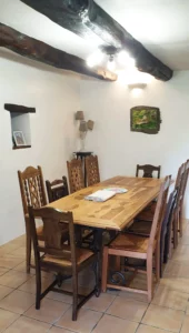 Grande table à manger pour 10 convives dans le Gîte Maligorn, parfaite pour des repas de groupe.