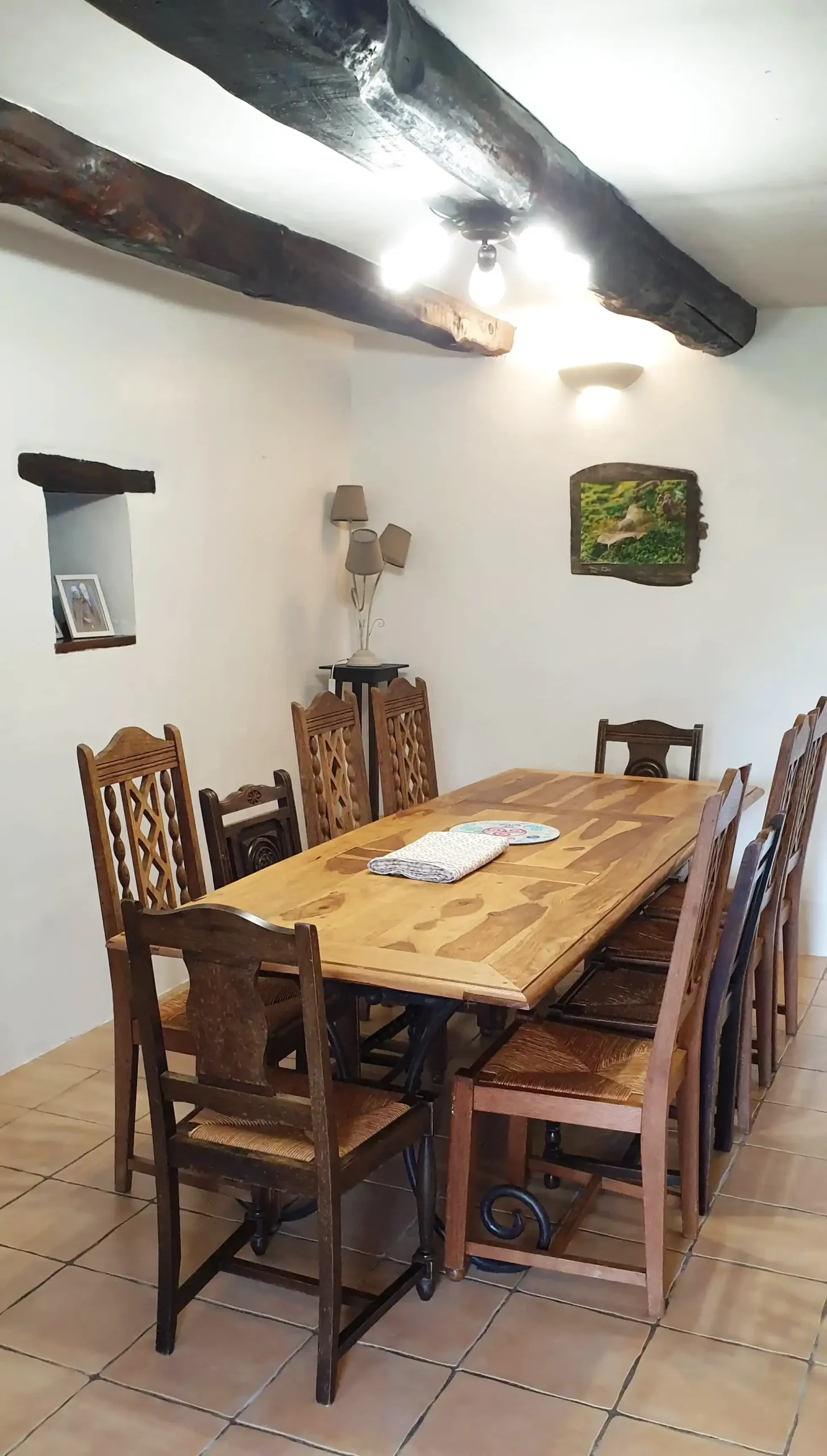 Grande table à manger pour 10 convives dans le Gîte Maligorn, parfaite pour des repas de groupe.