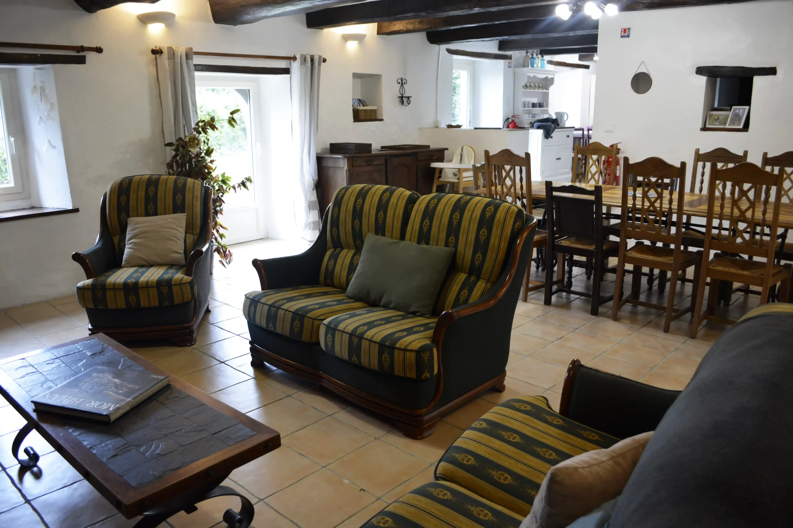 Grand salon convivial du Gîte Maligorn, idéal pour les réunions de famille et les soirées de groupe